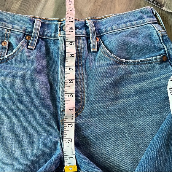 LEVI'S 501 Women’s MID THIGH Jean SHORT Distressed 6” Inseam High Rise Size 27 - Picture 3 of 10